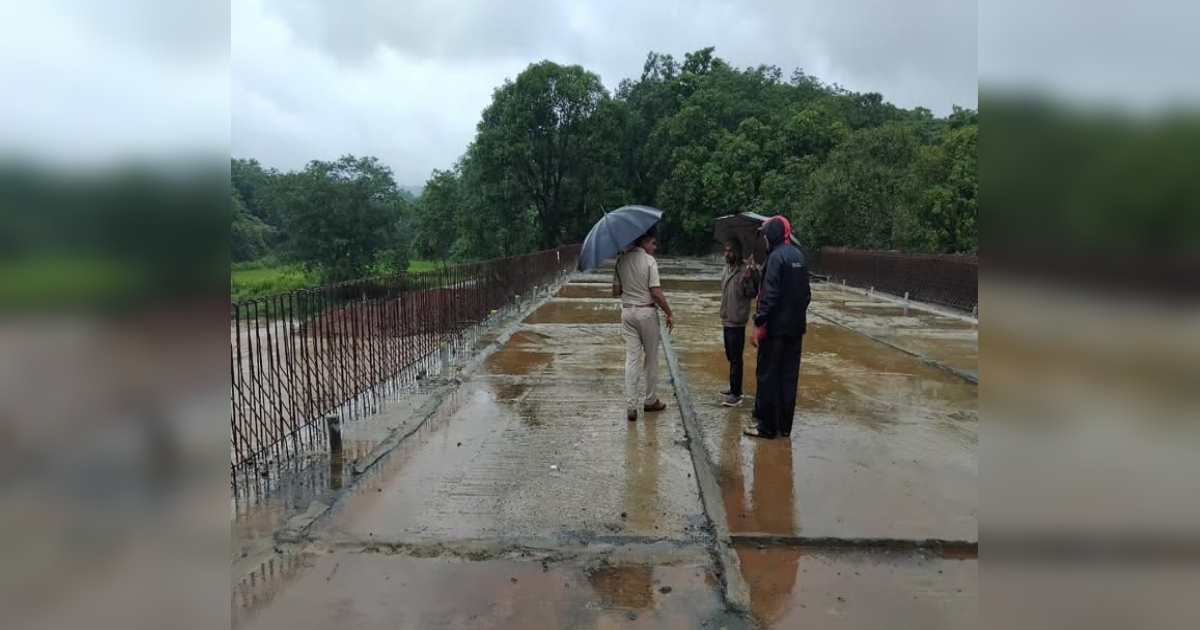police adhikaryani keli kusmali brijachi pahani