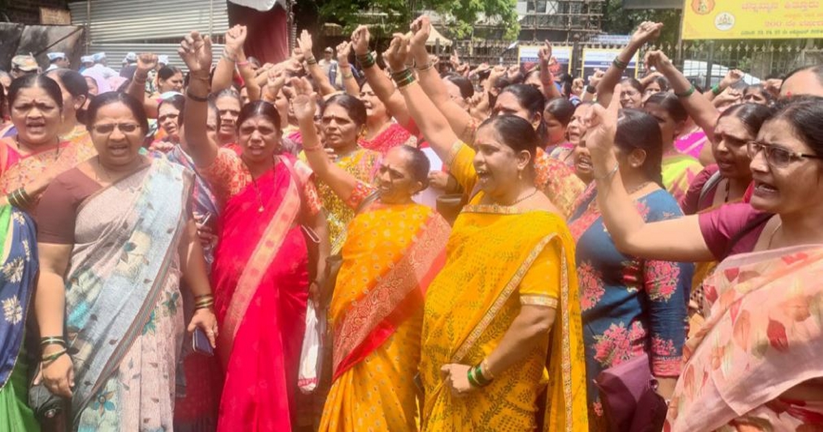 anganwadi karmachari sanghataneche jilhadhikari karyalasamor andolan