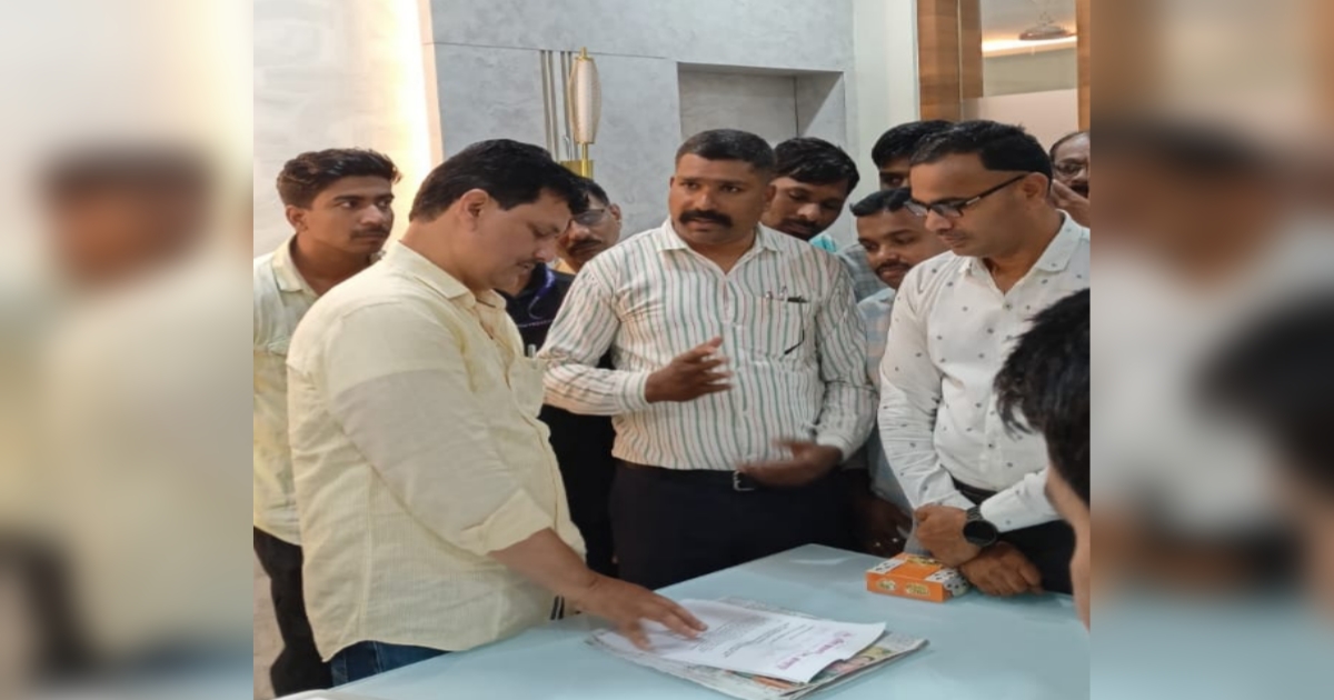 kolhapur hotel workers' association chya vatine palakmantri prakash aabitkar yana nivedan