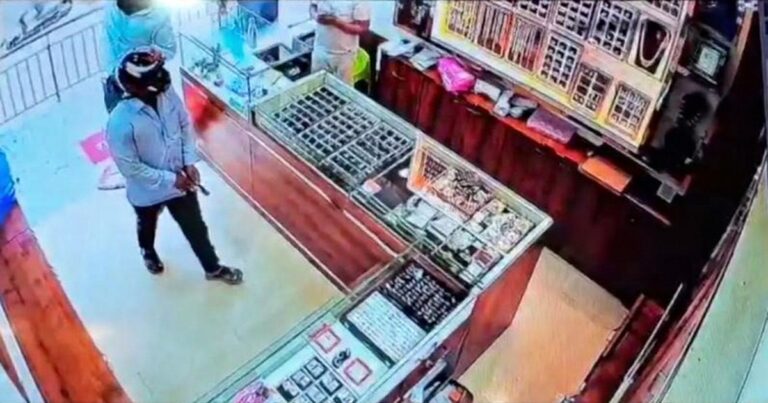 attempted robbery at a jeweler's shop in athani