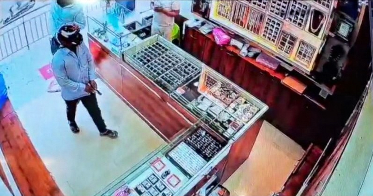 attempted robbery at a jeweler's shop in athani