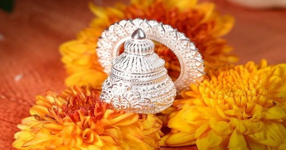 belgaumcha raja shri ganeshala bhaktankdun 15 kg chandicha mukoot