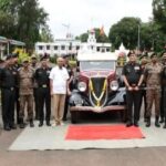 dr.prabhakar kore yanchyakdun maratha light infantaryla car bhet