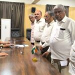 madhyavarti maharashtra ekikaran sameetichya morchala police prashasanachi aadkathi