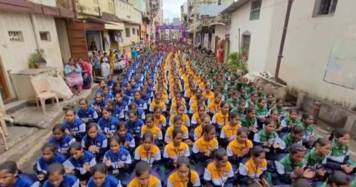 pandharashe vidhyarthyani keli belgaumchya rajachi mahaaarati