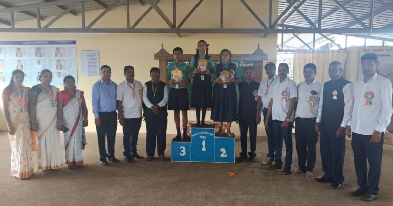 prize distribution to 7th grade students at yellur government marathi model school on independence day