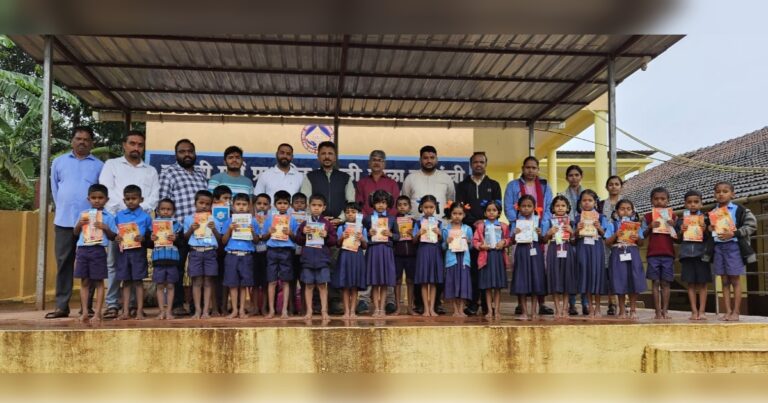 yuva sameetichya vatine vividha shalana shaikshanik sahityache vitaran