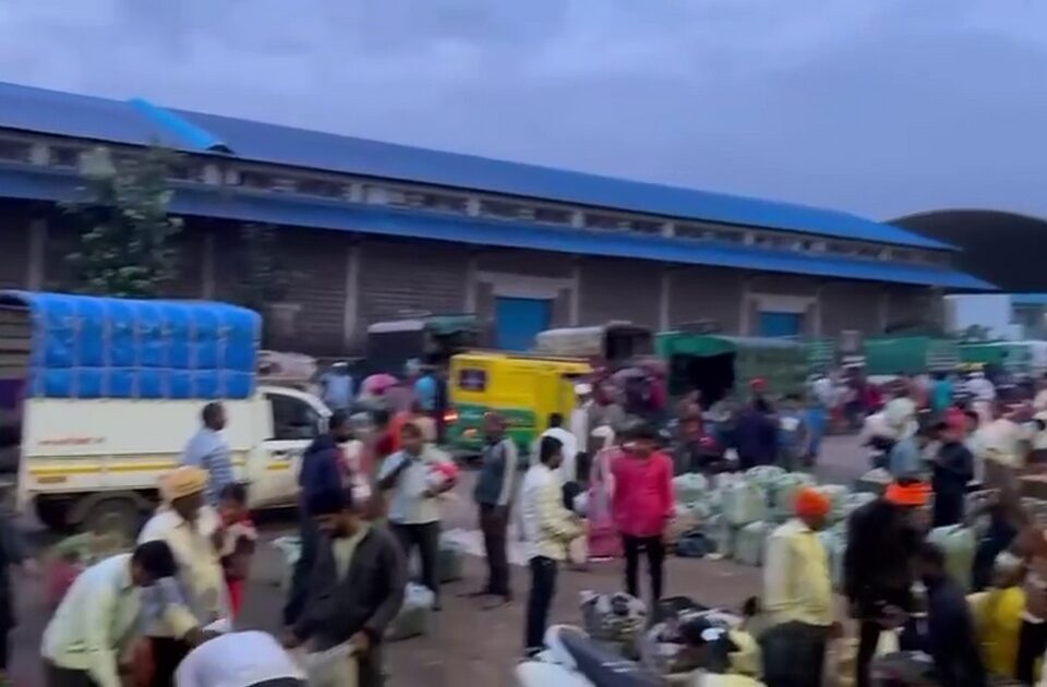 apmc bhaji market punha gajabajale