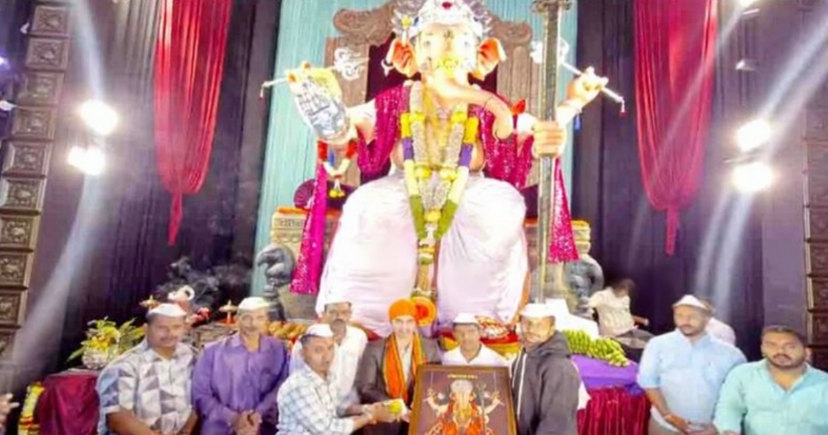 belgavchya rajachi jilhadhikaryanchyahaste mahaarti