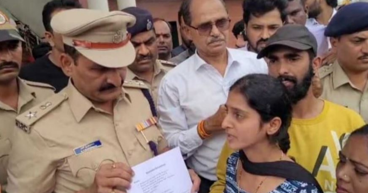 give strict punishment to the accused in geeta gawli murder case !