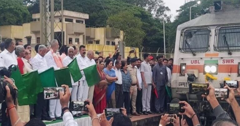 khanapur railway sthanakaat hubli-dadar expressla thamba