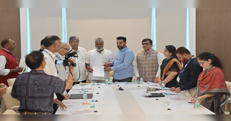 maharashtra government should provide concessions for students from border areas