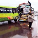nipani - mudhol margawar bus aani truck yanchyat bhishan apghat