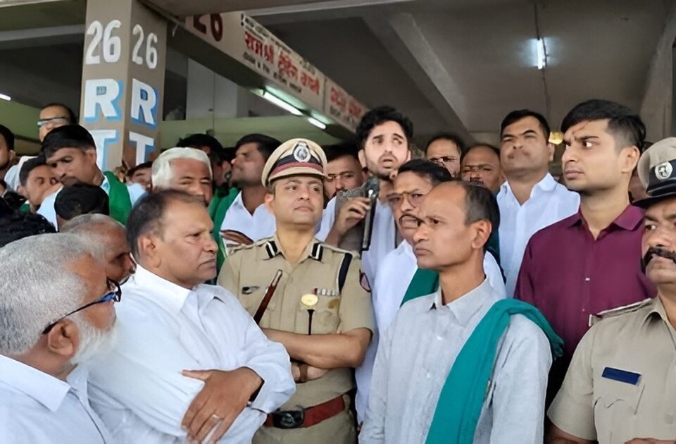 permission for jai kisan vegetable market cancelled ; farmers, traders protest in belgaum