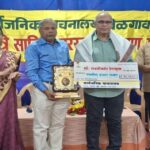 sahityik lakshamikant deshmukh yana acharya atre puraskar pradan
