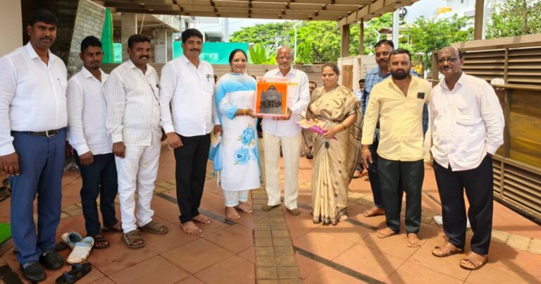 social worker madhuri jadhav felicitates kada president yuvraj kadam