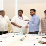 tadnya samiteechya baithakit yuva samiteechay shishthamandalakdun mahitee