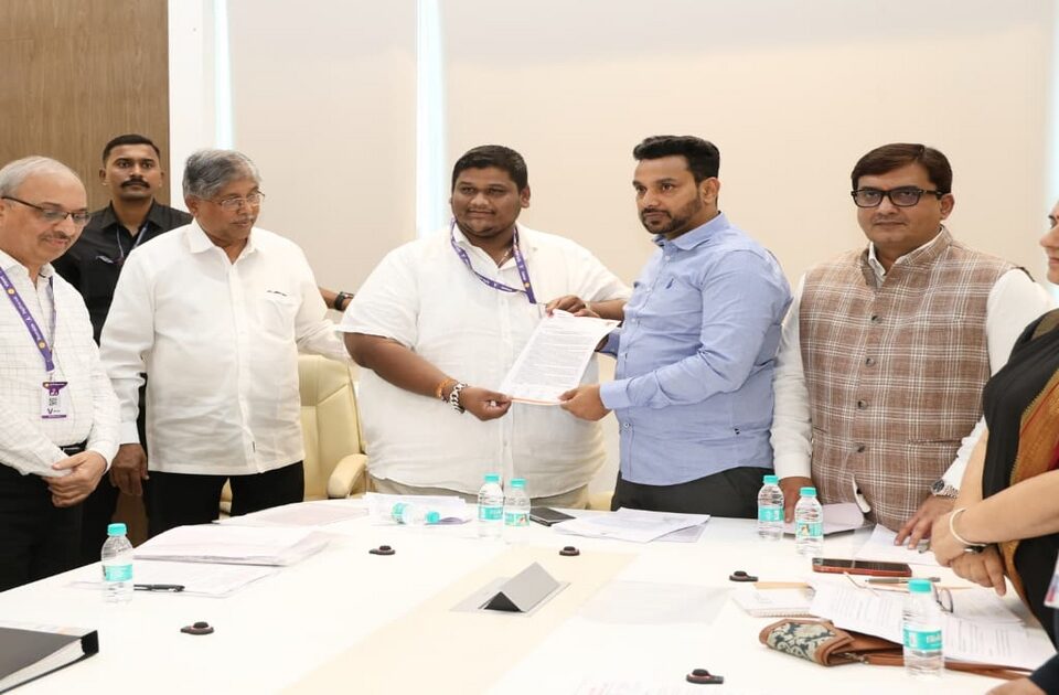 tadnya samiteechya baithakit yuva samiteechay shishthamandalakdun mahitee