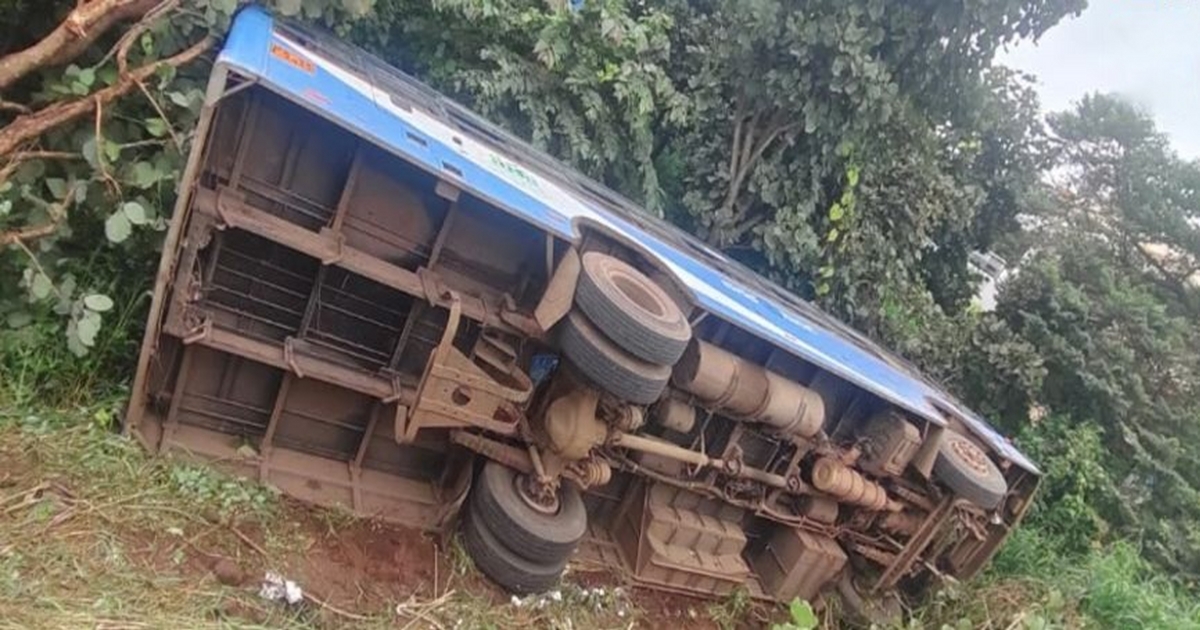 the bus fell into a ditch due to steering lock