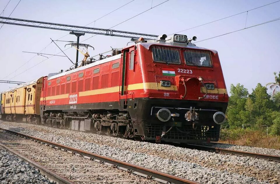 bengalur te mumbai superfast railwayla manjuri