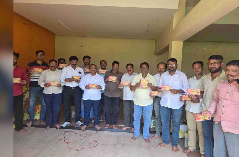 bjpche nete dhananjay jadhav yanchya netrutvakhali sugandhi utanyache mofat vitran
