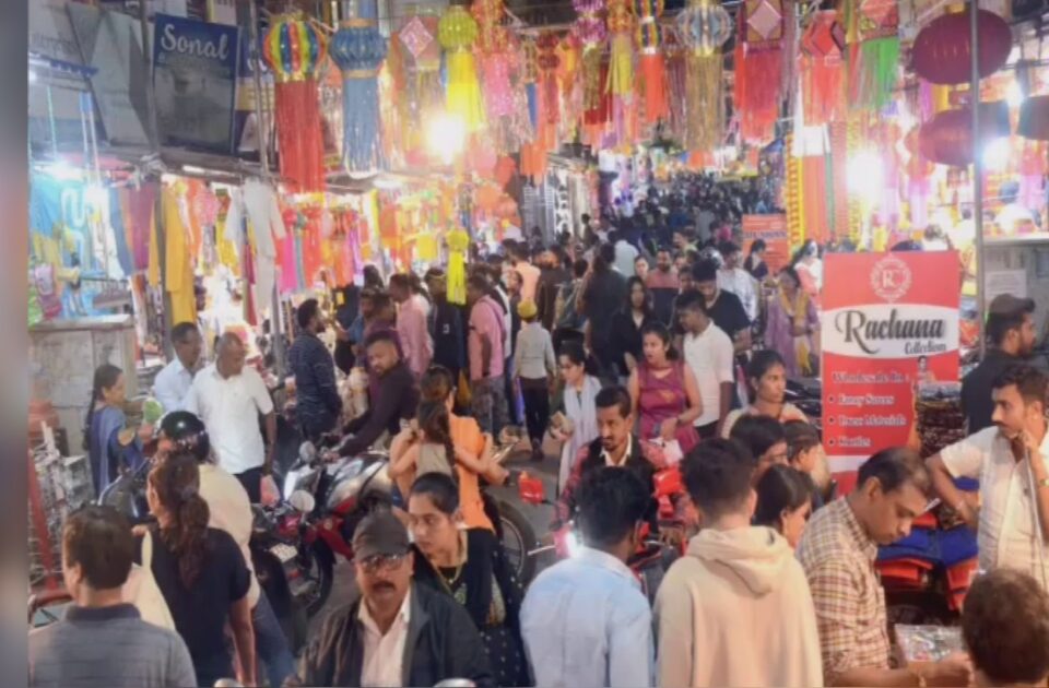 diwalichya kahredisathi belgav bajarpethet grahakanchi prachand gardi