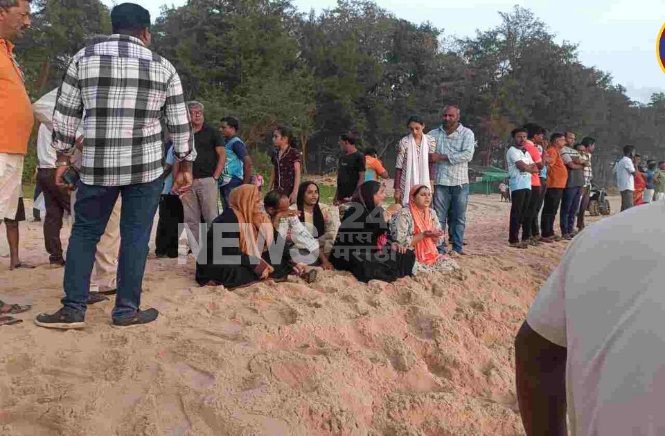 eight tourists drown in the sea between shiroda and velagar