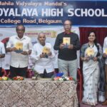 kavayitri roshni hundre yanchya sobatiche pustak kavyasangrahache prakashan