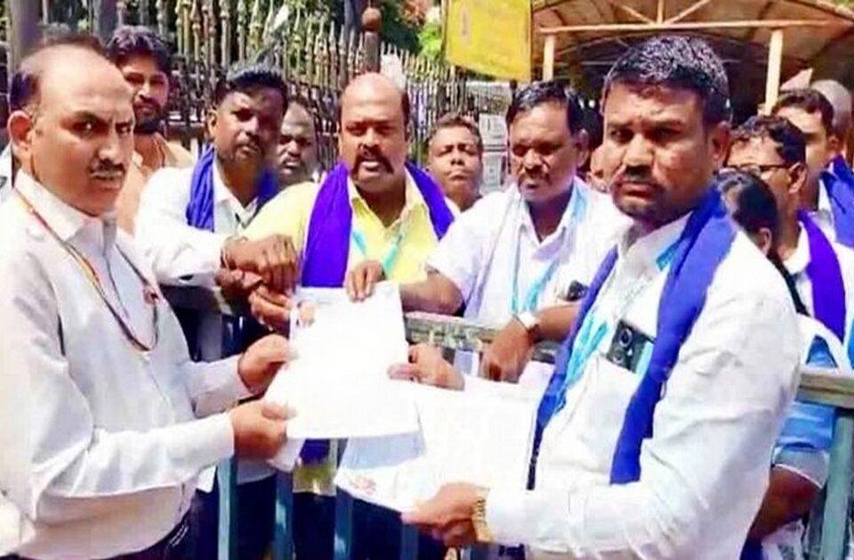 sarnyayadhishancha avman karanyarya vakilala haddapar kara