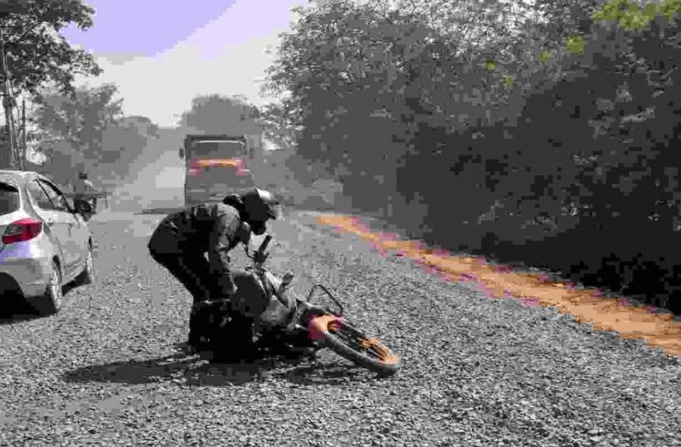 belgaum - vengurla roadvareel duroostichi khadi dhokadayak