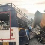 bus - tipper bhishan apghatat 19 janancha mrutyu
