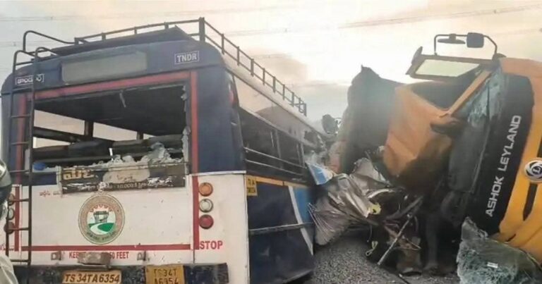 bus - tipper bhishan apghatat 19 janancha mrutyu