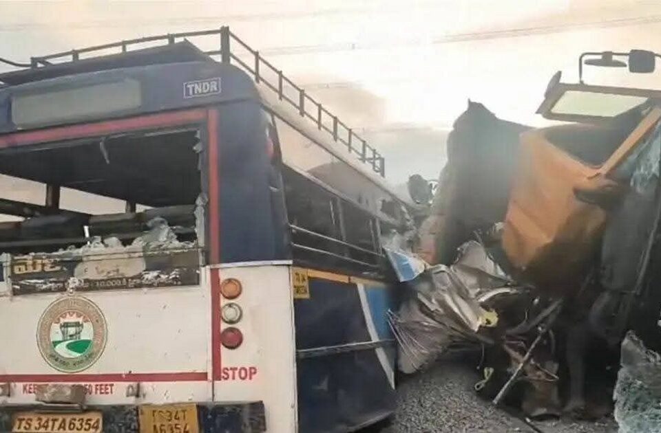 bus - tipper bhishan apghatat 19 janancha mrutyu