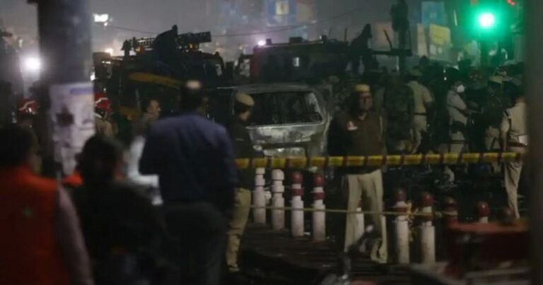 eight people killed in explosion near red fort