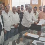 marathi - english signboard issue maharashtra ekkikaran samiti demands action memorandum to police commissioner