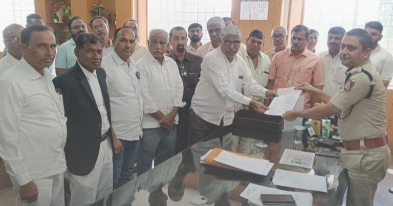 marathi - english signboard issue maharashtra ekkikaran samiti demands action memorandum to police commissioner