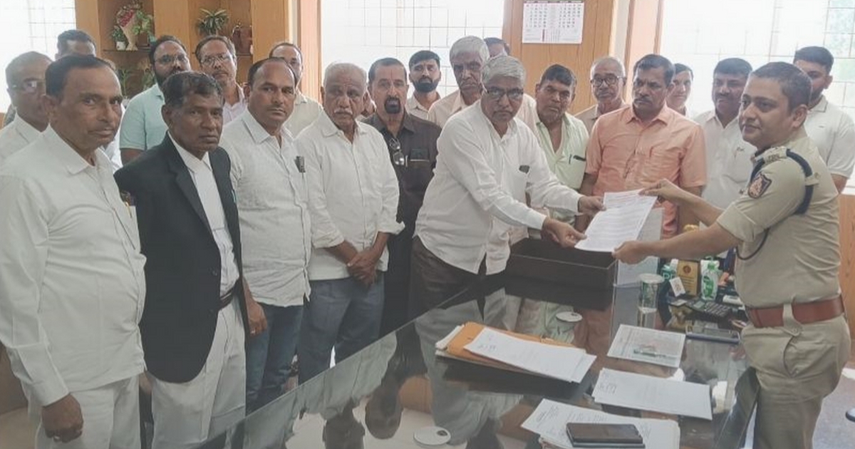 marathi - english signboard issue maharashtra ekkikaran samiti demands action memorandum to police commissioner