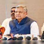 mukhyamantri padasathi stuntbaji ; prashasan kolmadale - khasdar jagdish shettar