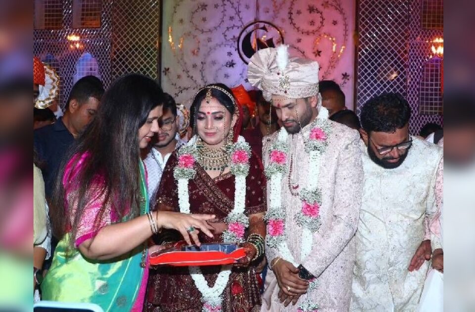 pankaja munde's personal assistant's wife commits suicide