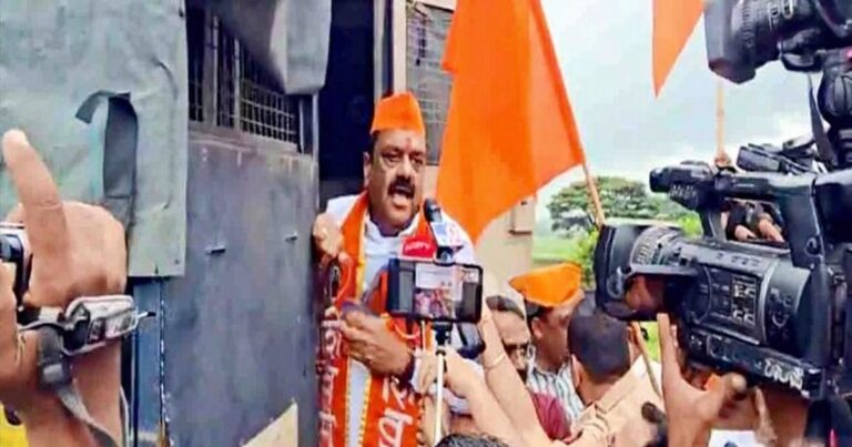 shivsena leaders stopped at kognoli checkpost