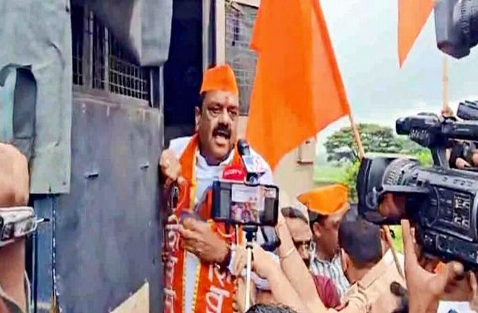 shivsena leaders stopped at kognoli checkpost