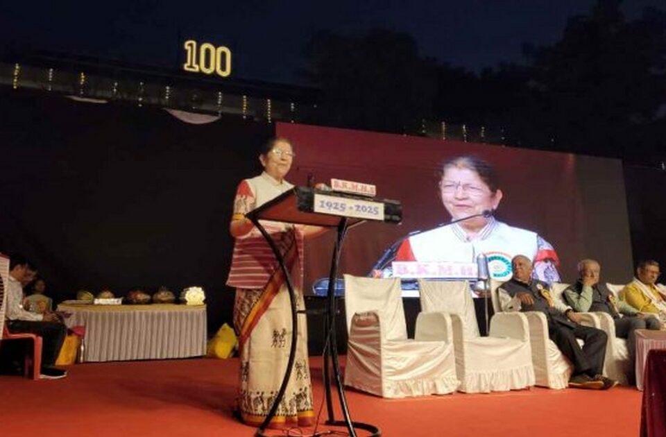 b. k. model highschoolche shaikshanik yogdan gauravaspad ; meena chandavarkar