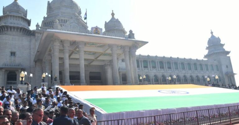 belgavateel suvarnsaudh pranganat aetihasik rashtradhwajache anavaran