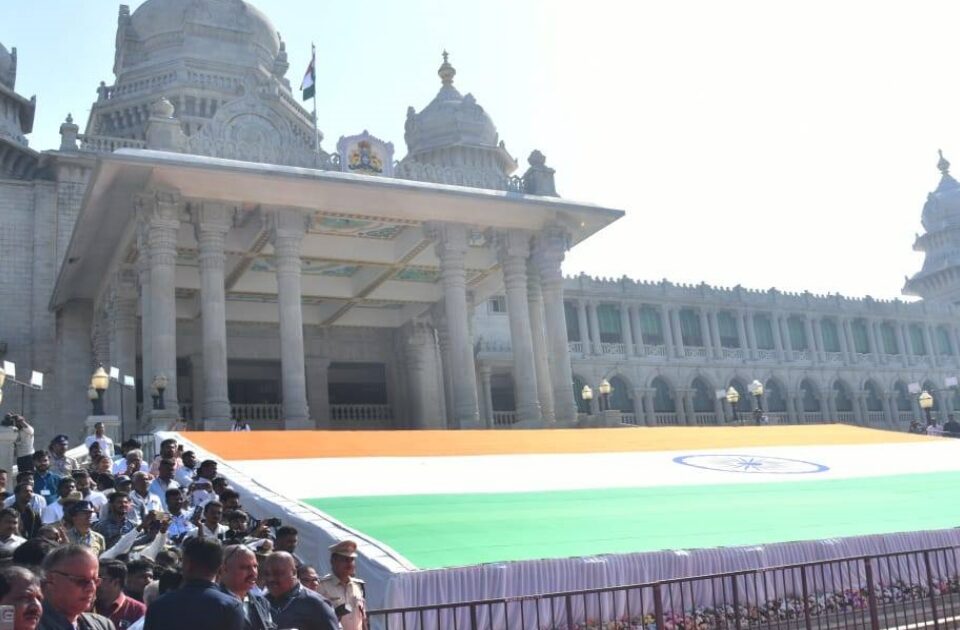 belgavateel suvarnsaudh pranganat aetihasik rashtradhwajache anavaran