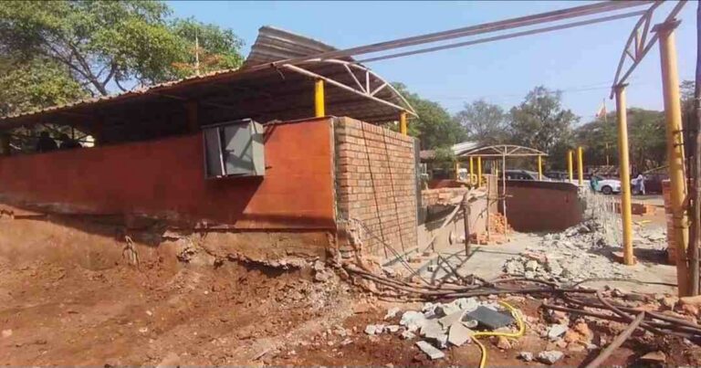 jilhadhikari karyalayasamoril bhuyari marg akher vaparat yeanar