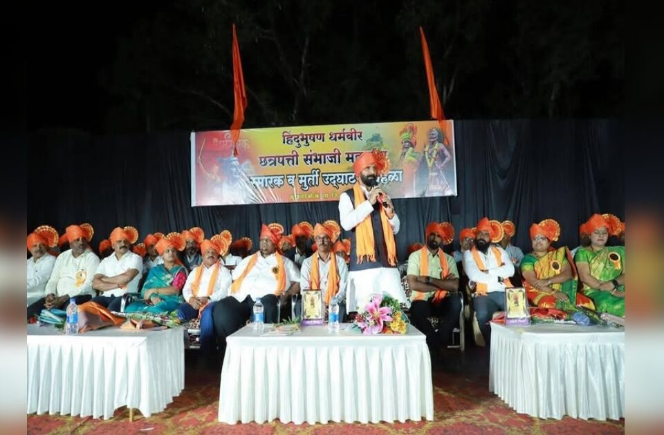 kangrali budruk yethe dharmaveer sambhaji maharajanchya murtiche anavaran