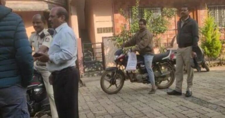 mahamelavyachya parshwabhumiwar khanapur samiteeche padadhikari polisanchya tabyat