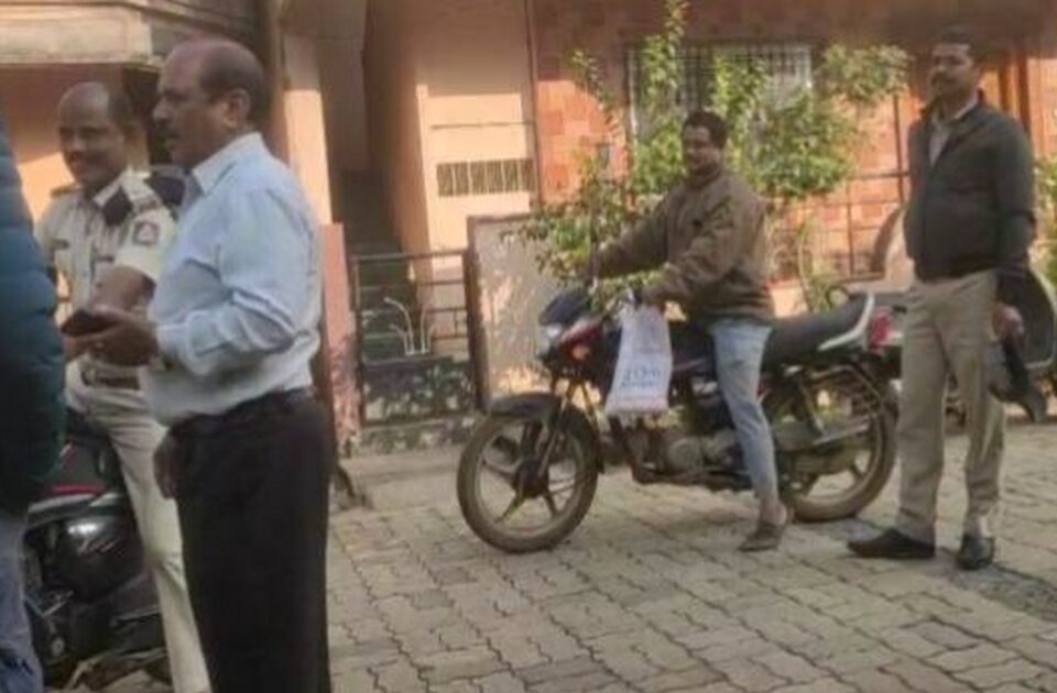 mahamelavyachya parshwabhumiwar khanapur samiteeche padadhikari polisanchya tabyat