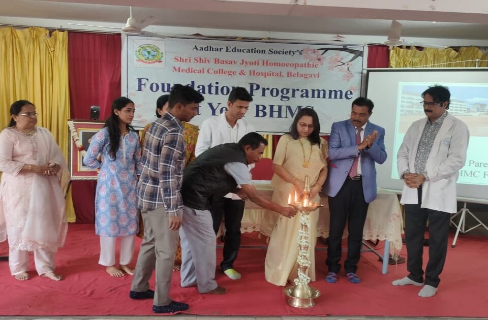 shivbaswajyoti homeopathic collegemdhye nutan vidhyarthanche swagat