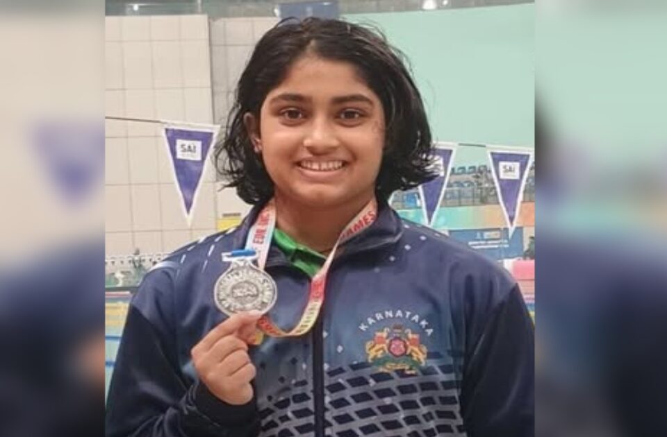 veda khanolkar won a silver medal in the national school swimming competition